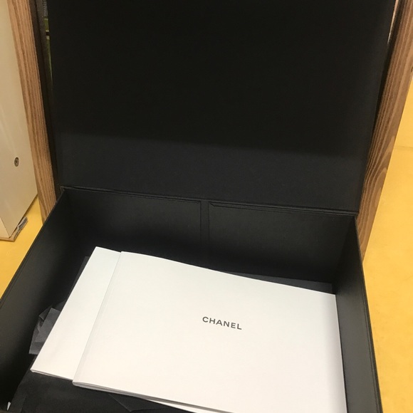 SOLD 💕 Chanel “Limited Edition” Enamel Grey - Picture 12 of 13